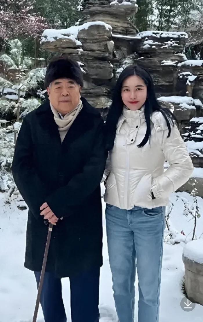 除了才华，范曾先生很注重感情，在这个爱情如快餐的时代，我认为范曾先生算是一个纯爱