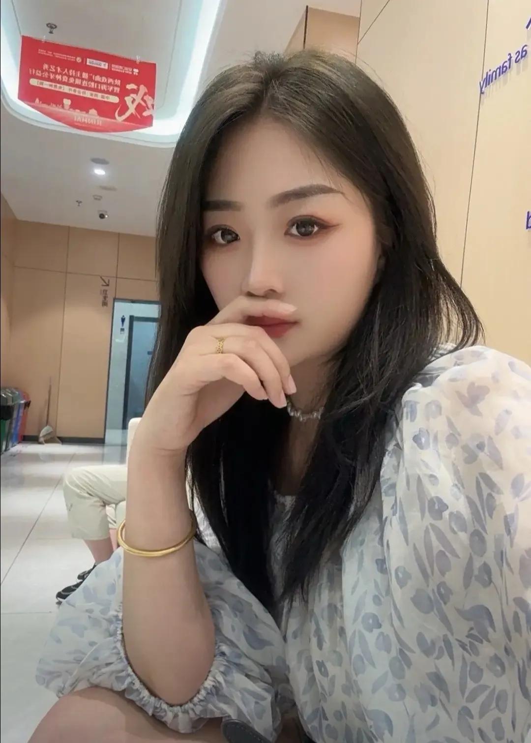 张伟和刘婷经营着一家小小的面包店。他们的生活简单而平凡，没有奢华的浪漫，却充满了