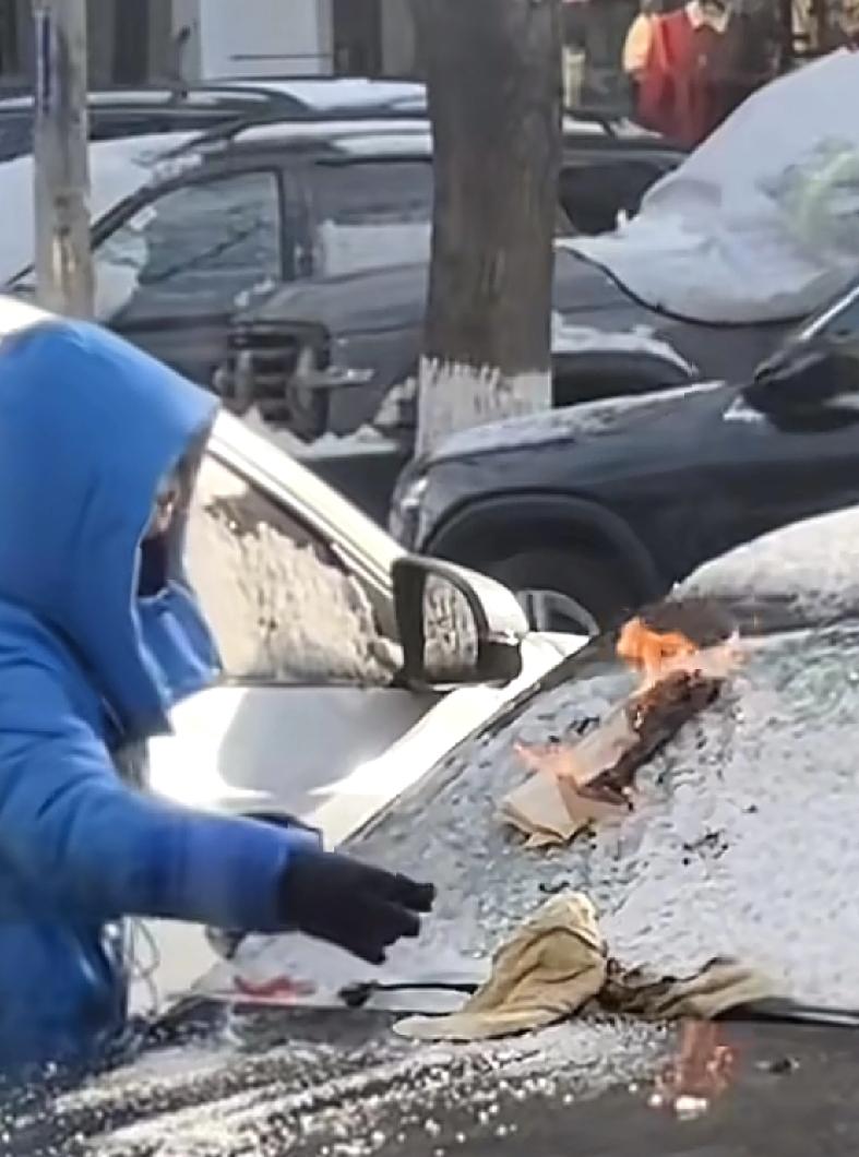 一定要远离这样的女司机
这几天沈阳下了很大的雪，又由于气温很低，很多车辆上面的雪