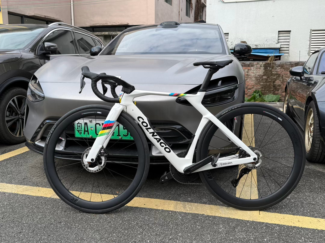 雷军说确实说错了动能定理，是高中物理基础。任何速度撞向任何障碍物且瞬间速度归零，