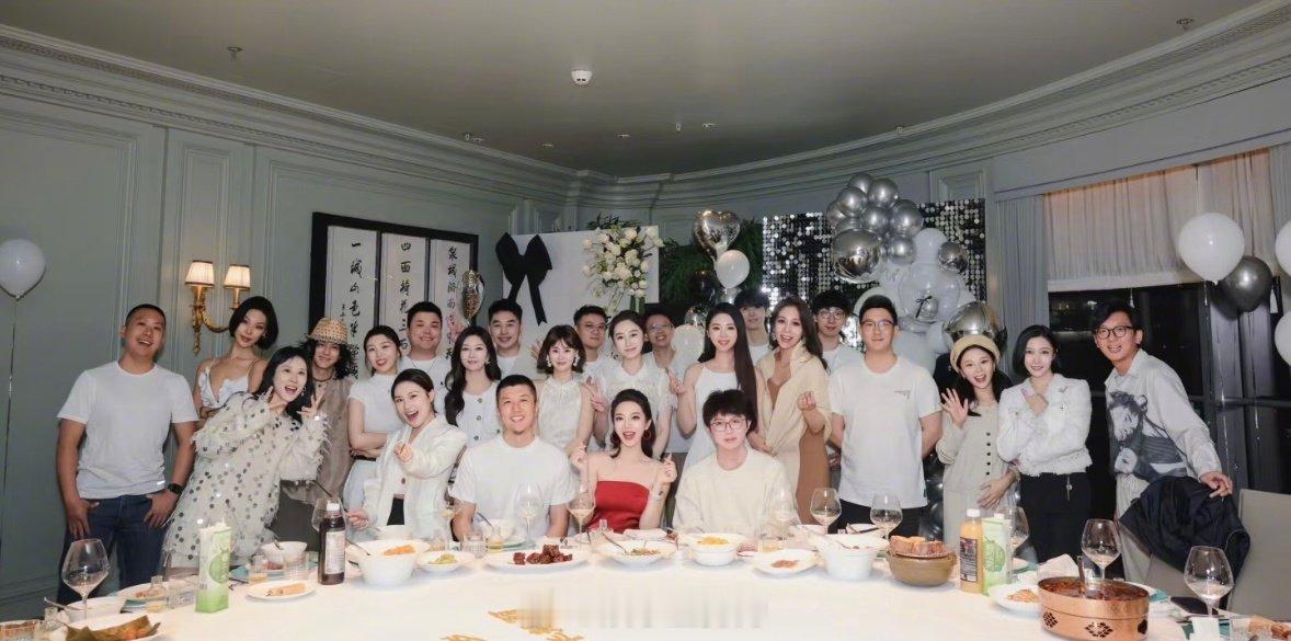 毛不易参加好友生日聚会  参加好朋友的生日聚会～毛毛还是熟悉的简约装扮 看起来呆