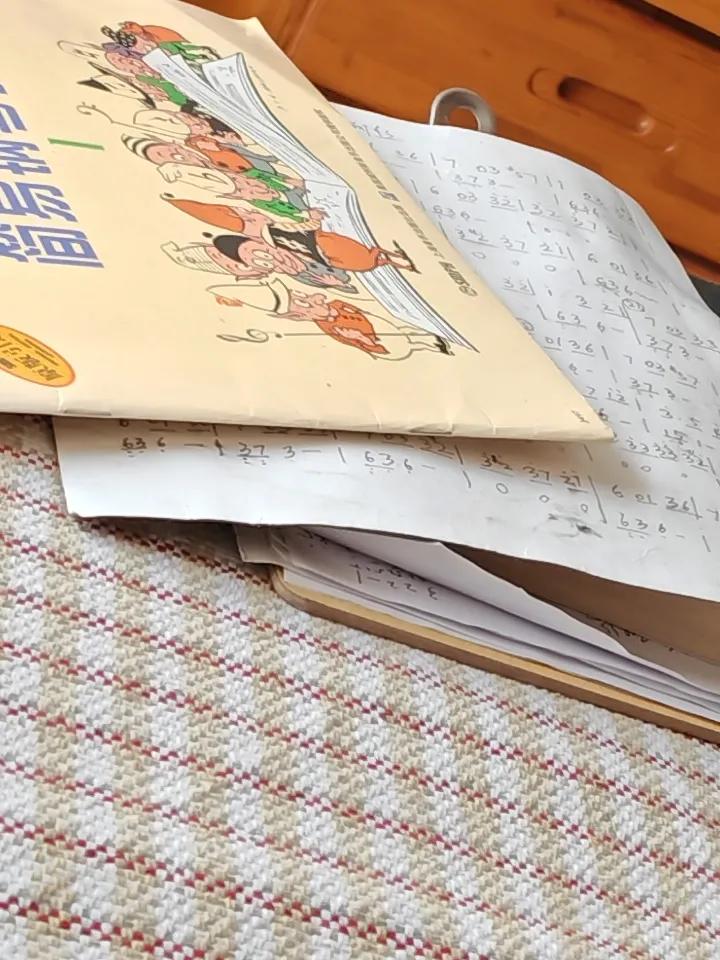 好久没弹钢琴了
       一本初学钢琴书籍，刚买回家，很新奇，弹弹学习，那股