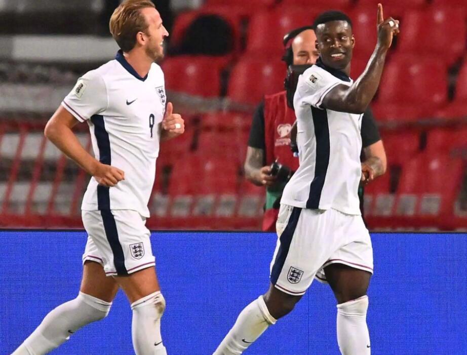 据记者Kessler Philipp报道，拜仁前锋凯恩正在劝说自己的英格兰队友格