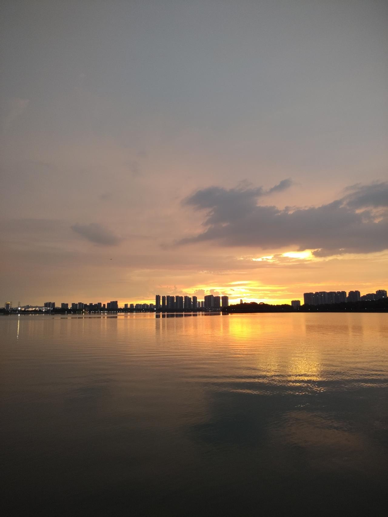 明  灯（散文诗）

一道行政指令，一个通知。
一个省的教育工委、教育厅发出指令