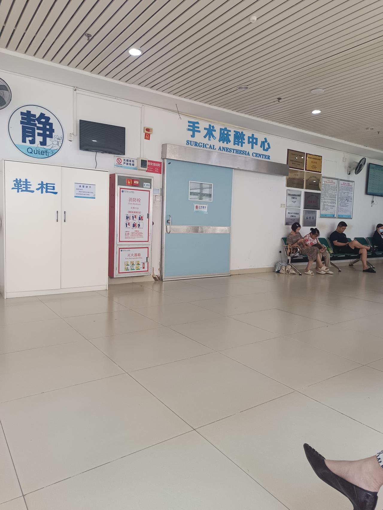 我终于知道了
原来第一人民医院有两个手术室的
却依然没有什么人知道，只有我一个人