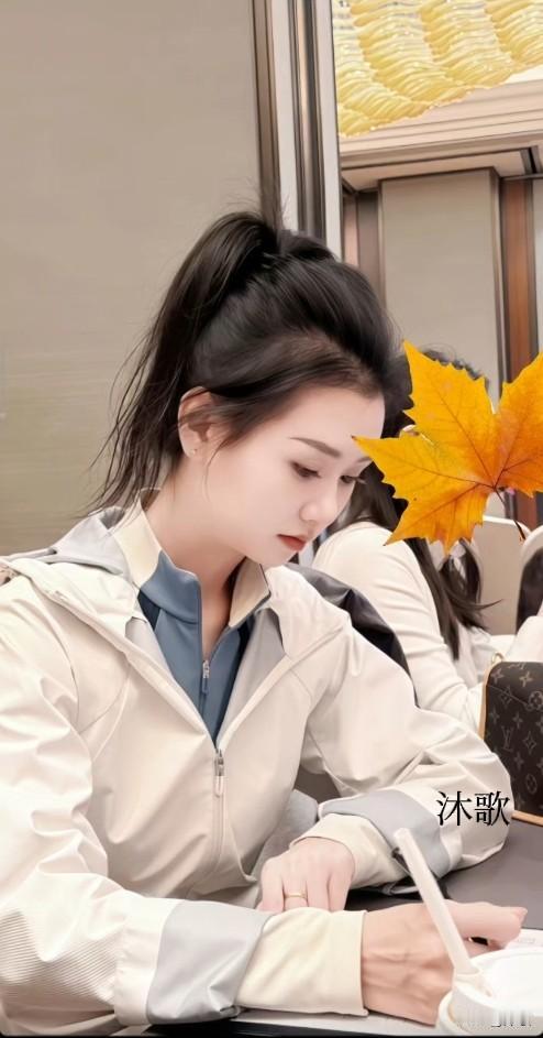 我的天居然在培训期间遇到了大美女一枚，不得不说这个侧面照真的太美了。职场丽人照 