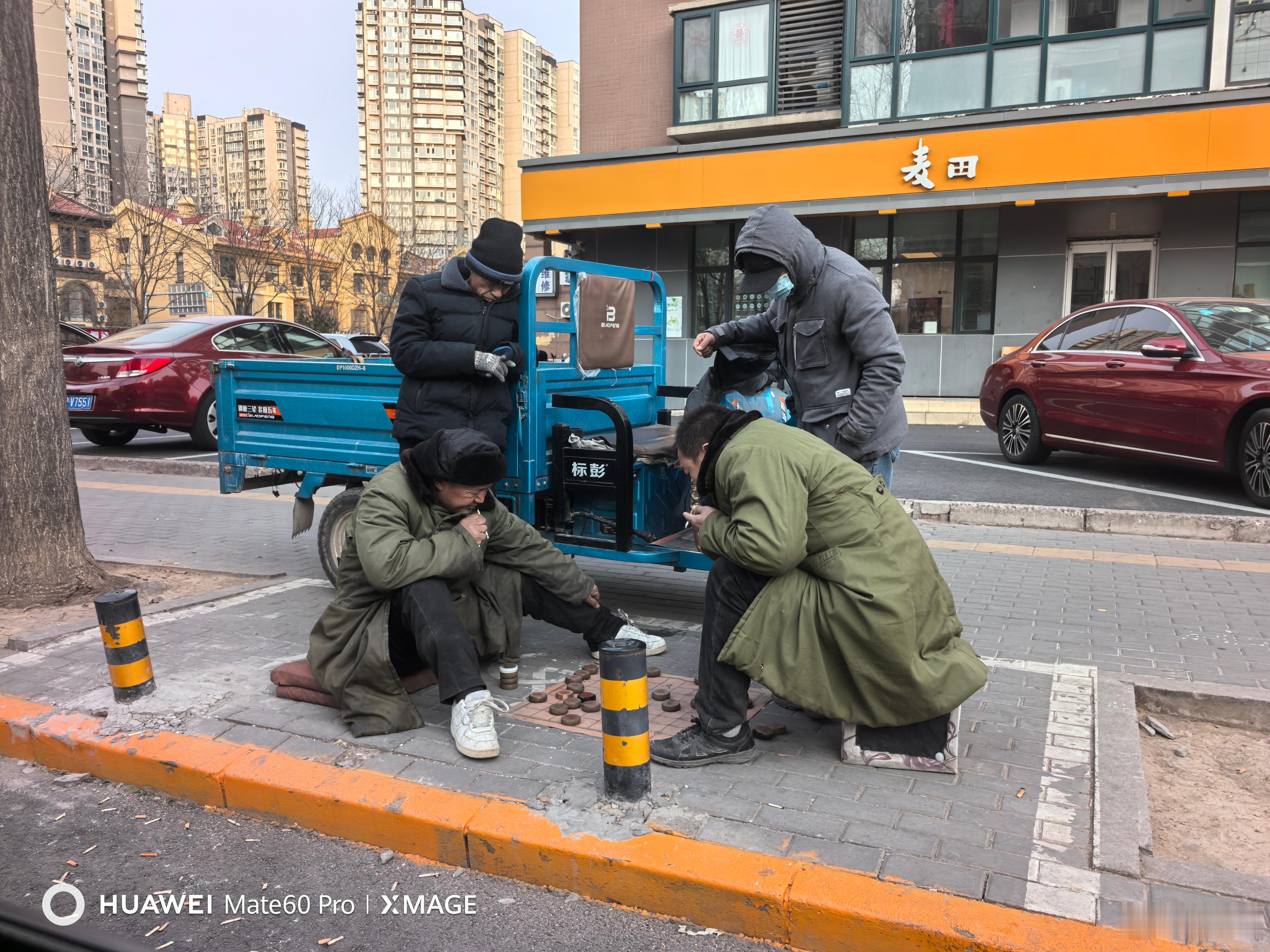 街边一幕，自得其乐[doge] 