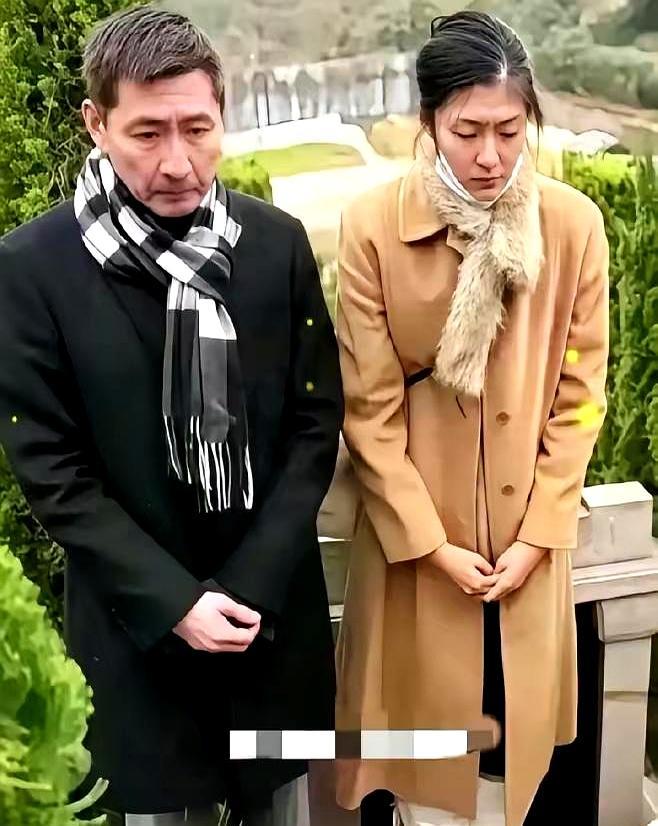 你敢信那个天不怕地不怕的燕双鹰，顶着满头白发在一块墓碑前落泪？旁边穿驼色大衣的2