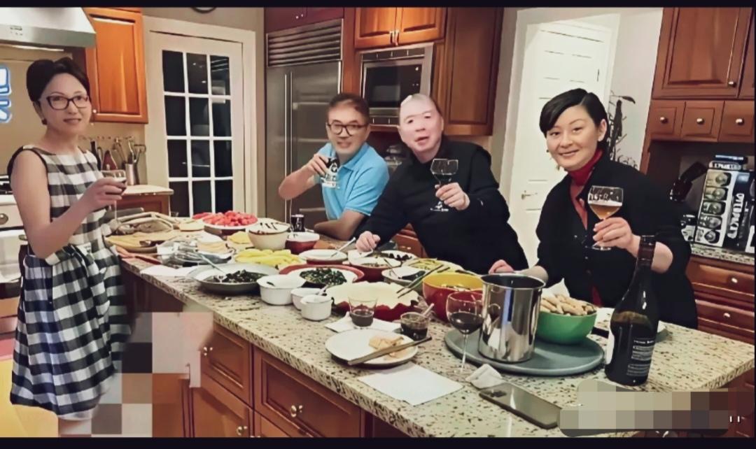 冯小刚徐帆家宴，好友相聚，厨房摆满佳肴，众人面对镜头举杯，共度美好时光。