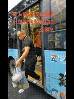 这个在车上车下忙的不可开交的男子，不是这些老人的亲人，也不是和这些老年人一起坐车