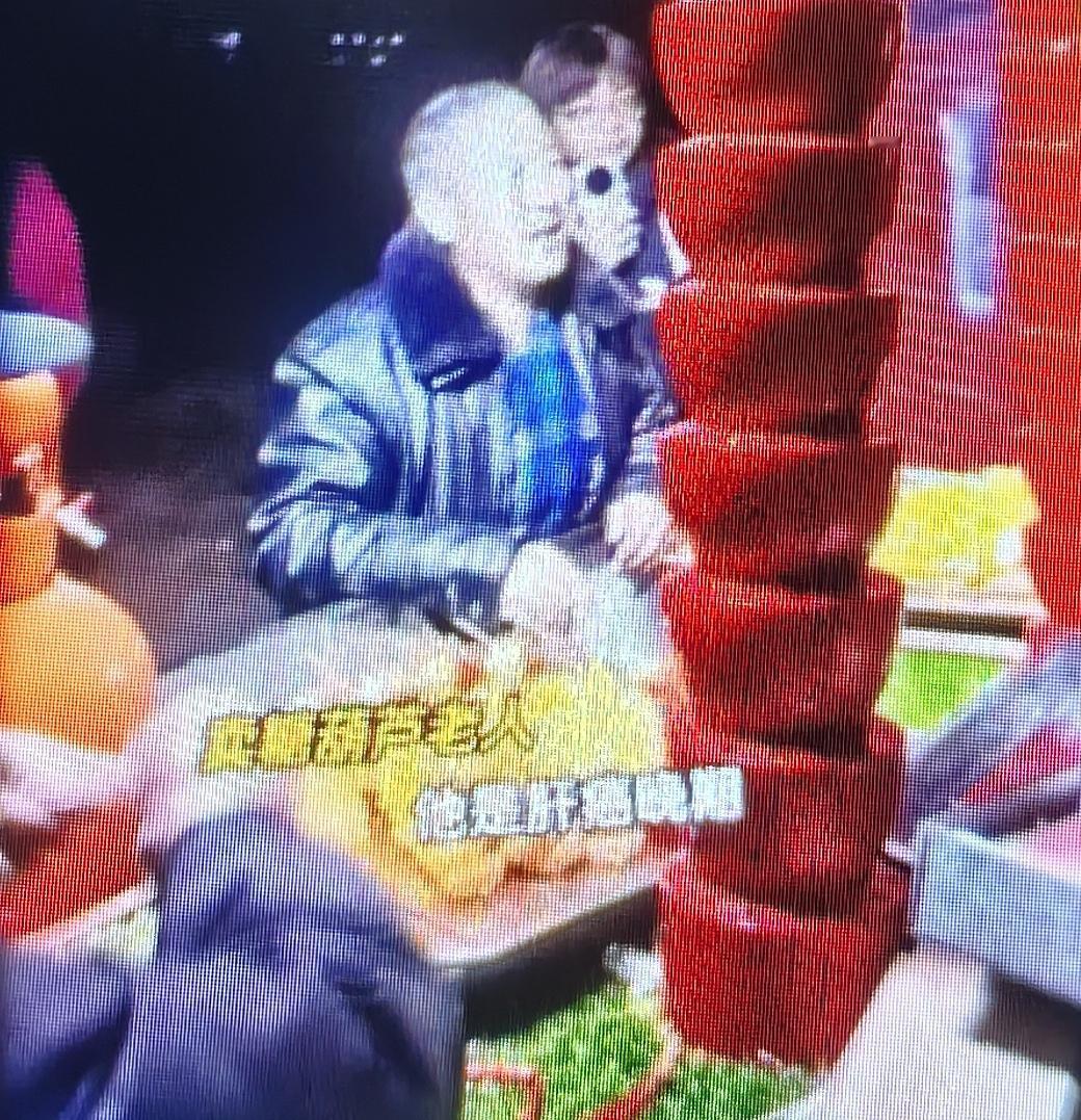 东营高校门口的糖葫芦：挂霜的甜，是生活压不垮的韧

山东东营，冬夜寒风凛冽。一所