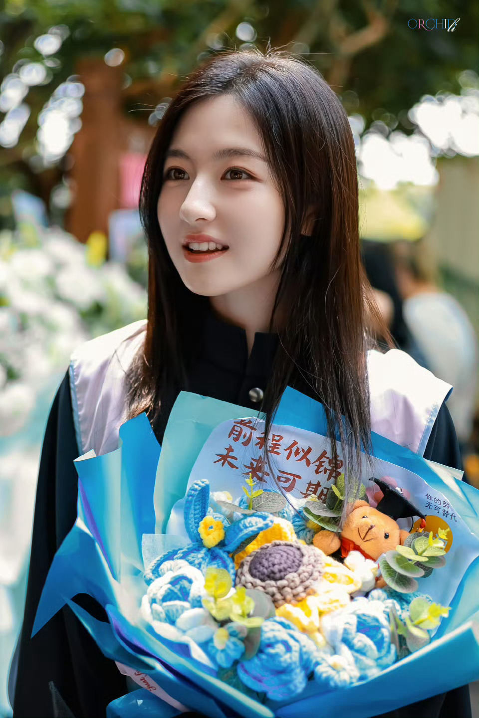 李兰迪海岛舒服日志杀青捧花照李兰迪海岛舒服日志杀青捧花照来啦！粉丝们给兰迪补办的