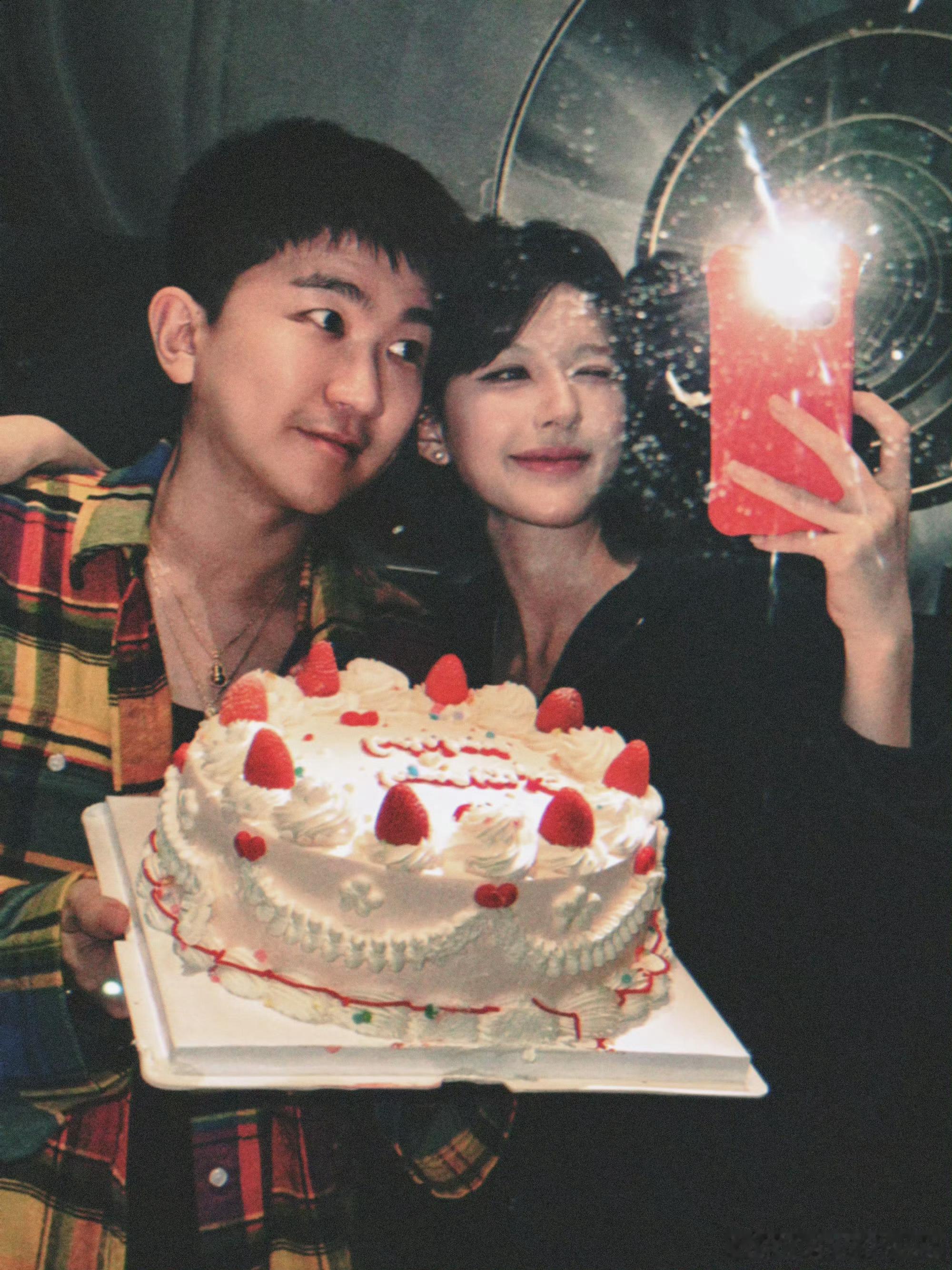 #张大大晒与赵露思华晨宇合照#张大大发博分享和赵露思华晨宇的庆生合照，氛围太好了