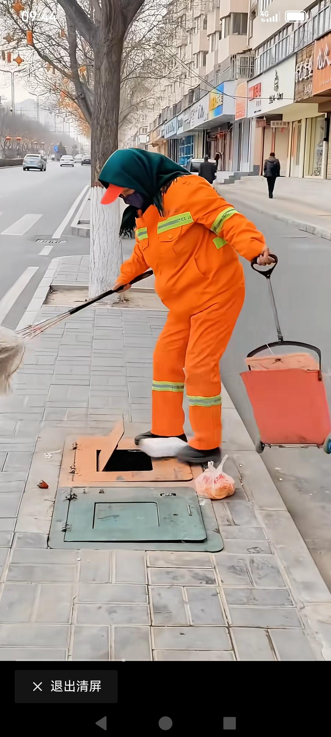 发现一个创新的垃圾桶，埋在地下，也叫地埋式垃圾桶，特别是在风大的城市，值得推广。