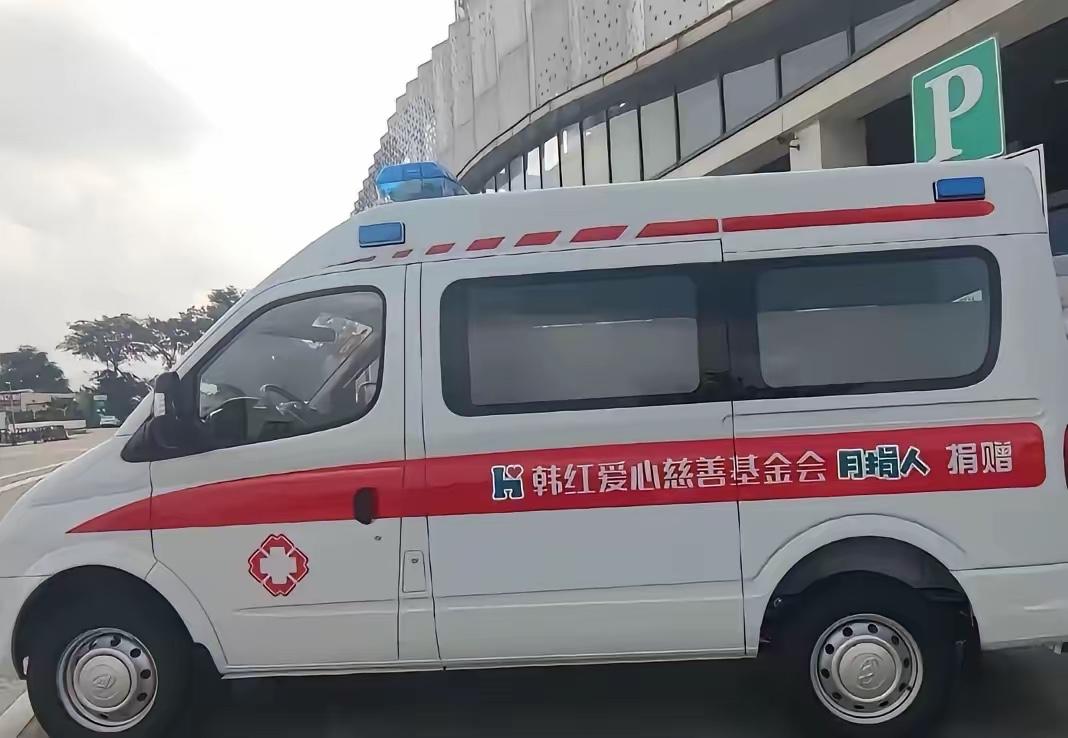 最近刷到好多人纠结韩红捐救护车的事，我越想越觉得这里面的逻辑根本没那么简单。
 