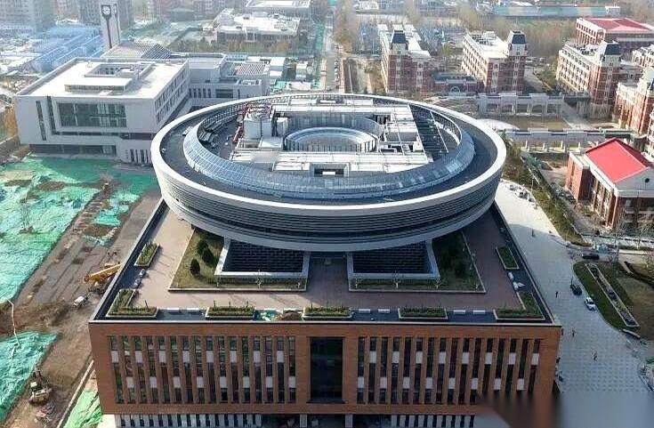 一个叫“空天信息大学”的高校，突然在济南冒了出来。
全国第一所，也是唯一一所。上