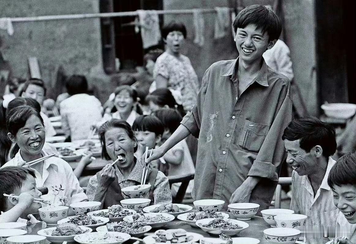 1994年，湖北秭归三斗坪镇，黎开英的儿子黎望军以651分考入清华大学汽车工程系