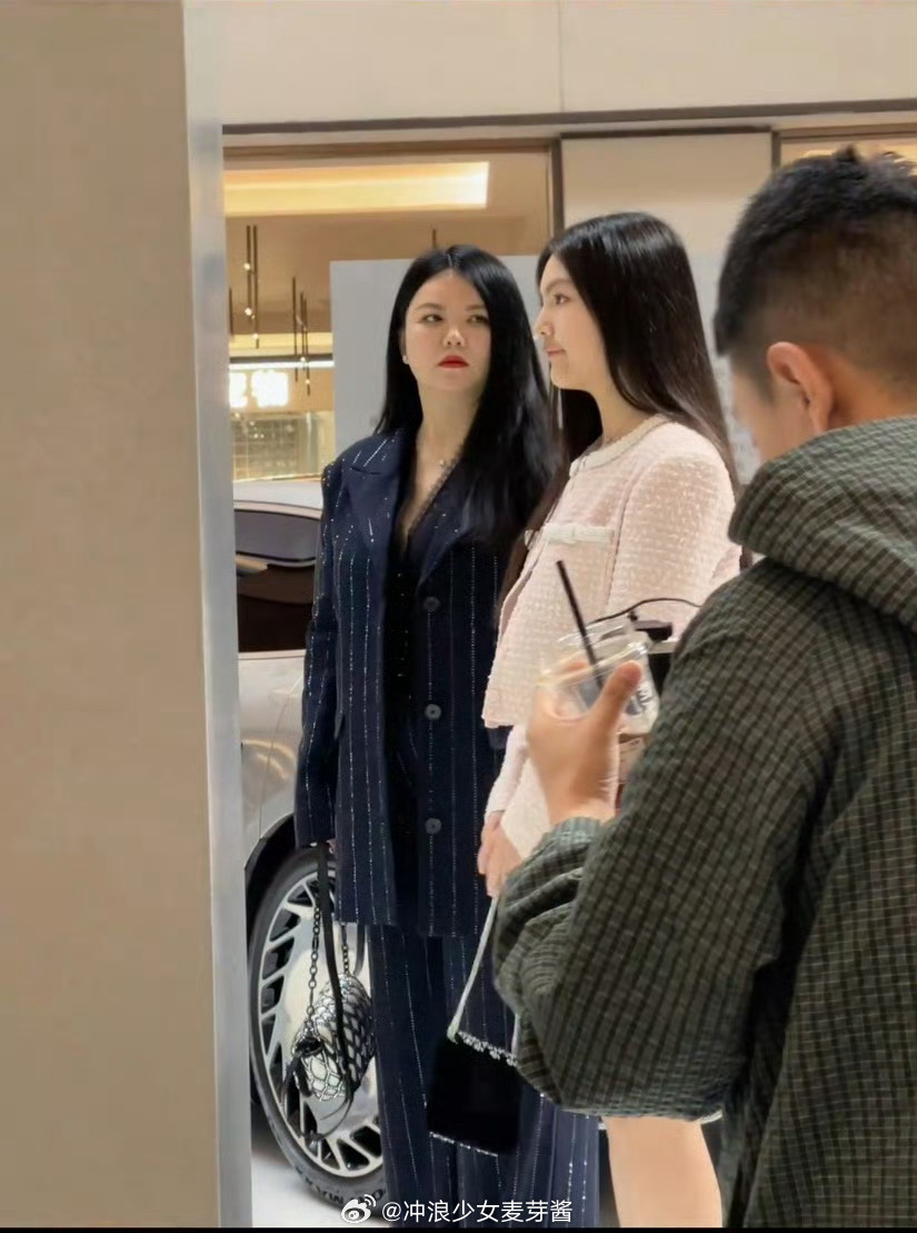 李湘一看就是富婆样貌，气血充盈，王诗龄一看就是豪门千金那种。李湘之前说王岳伦总让