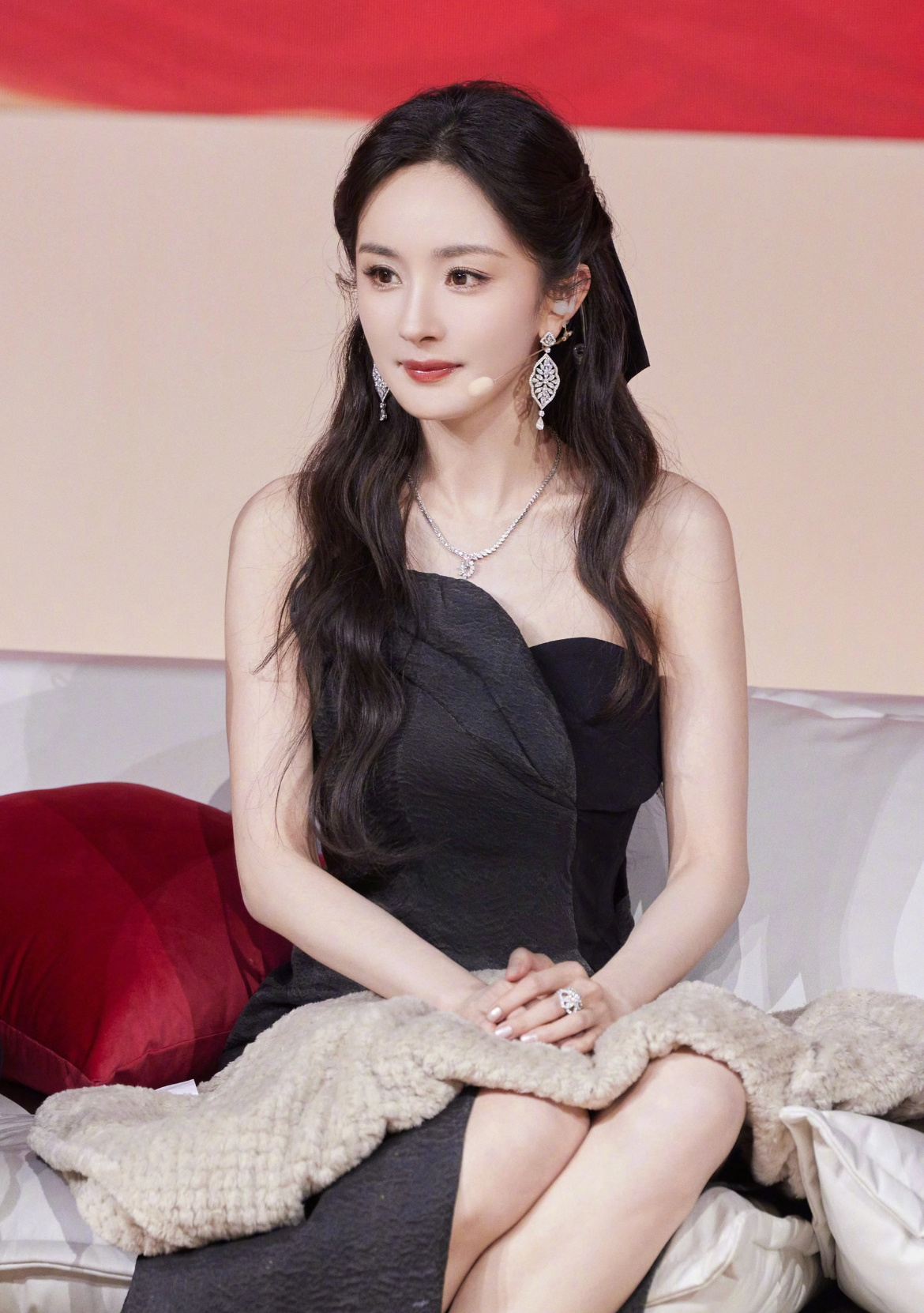 #杨幂黑裙光影大片##杨幂未来感黑裙#天呐！杨幂今晚的造型杀疯了。那身黑色长裙在
