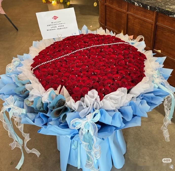 299 朵杀青玫瑰成为品牌送给孟子义的杀青礼，品牌给孟子义送的杀青玫瑰尽显对其的