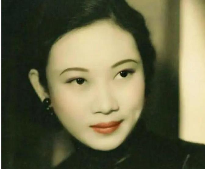 1946年，国民党特务头子戴笠，跪地向被自己囚禁了2年的电影明星胡蝶求婚： “我