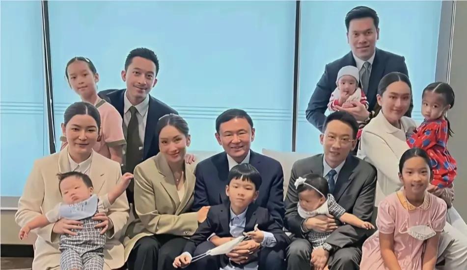 为什么佩通坦甘心放下权力，带孩子？
泰国政坛新星佩通坦·西那瓦，其家族曾孕育三位