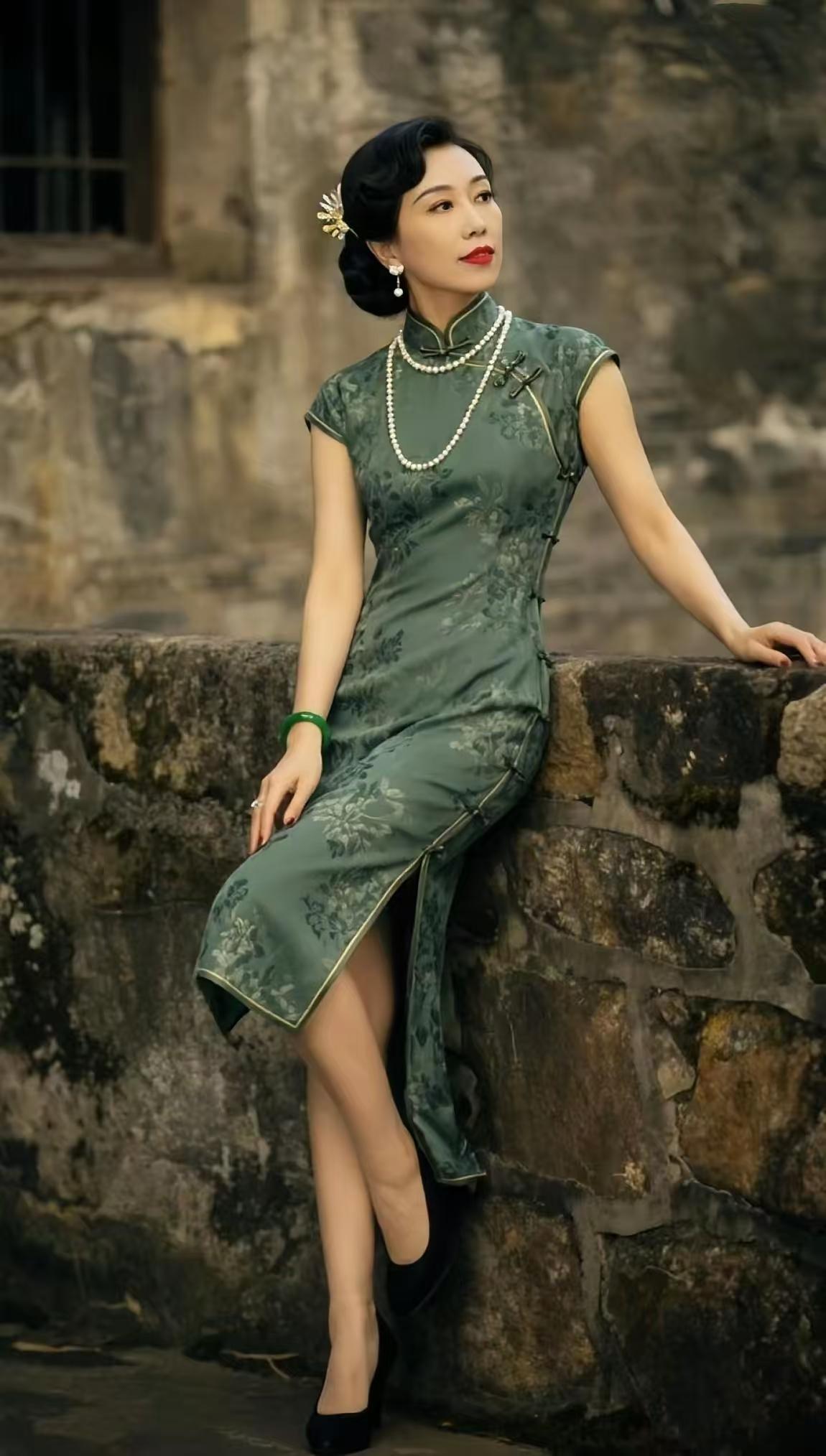 金字经·民国旗袍韵
身着旗袍处，
梦回民国时。
岁月故事藏锦丝。
姿，剪裁皆韵姿