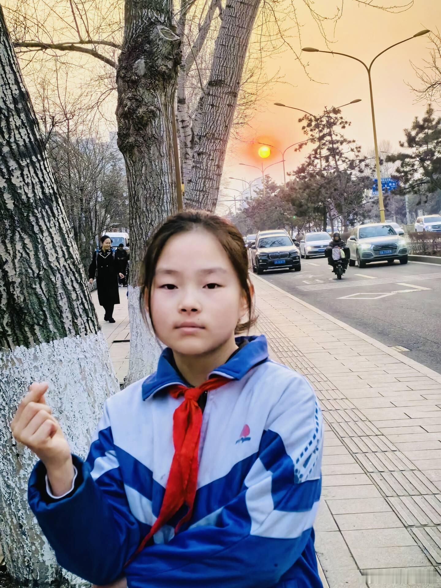 带娃随手拍 放学路上的温柔瞬间暮色降临，霞光映照，放学的路途上，校服与晚霞交织，