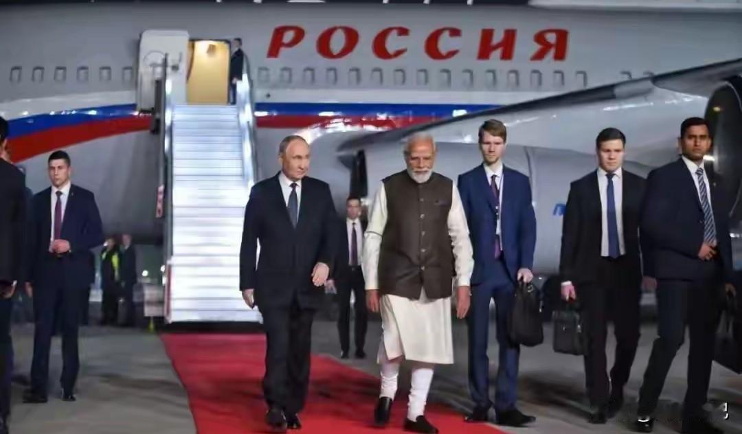 普京总统到访印度，
莫迪总理亲自接机。
12月4日普京专机抵达新德里一空军基地，