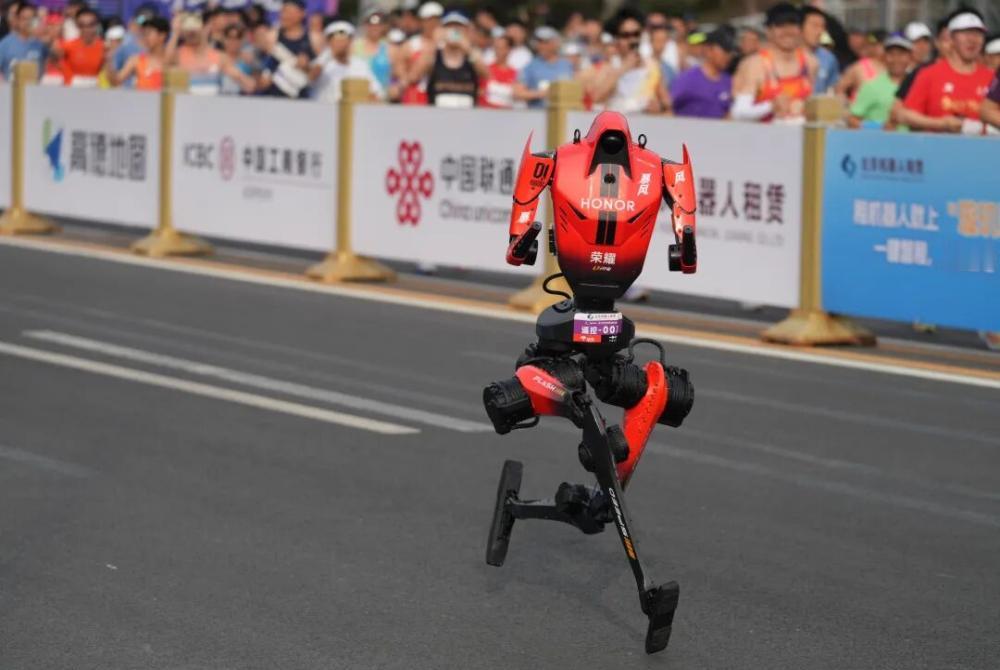 4月19日7:30，2026人形机器人半程马拉松赛在北京亦庄鸣枪开跑。来自北京荣