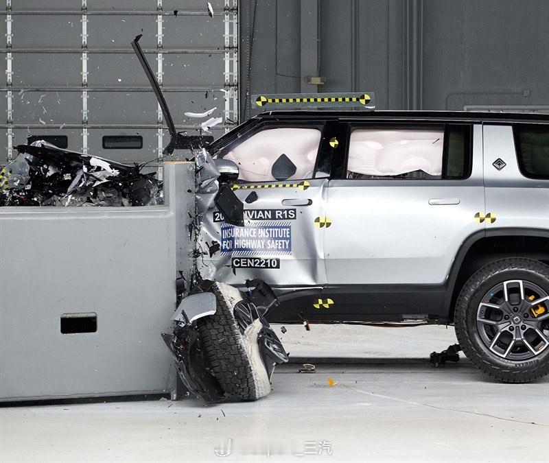 #IIHS#P1-3为 Rivian R1S，P4-6为Jeep Wagonee