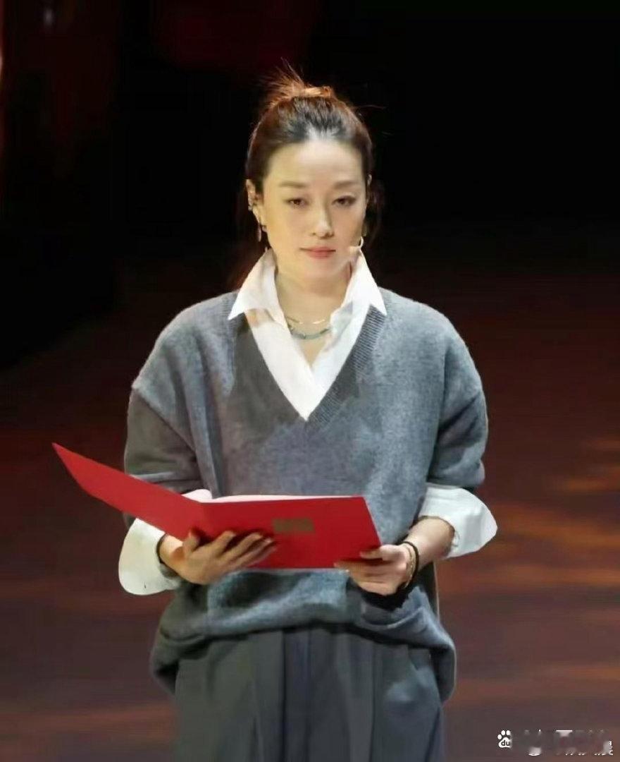 马伊琍全新发型清爽亮眼，气质焕然一新！49岁的状态宛若三十岁，风韵出众，颜值气质