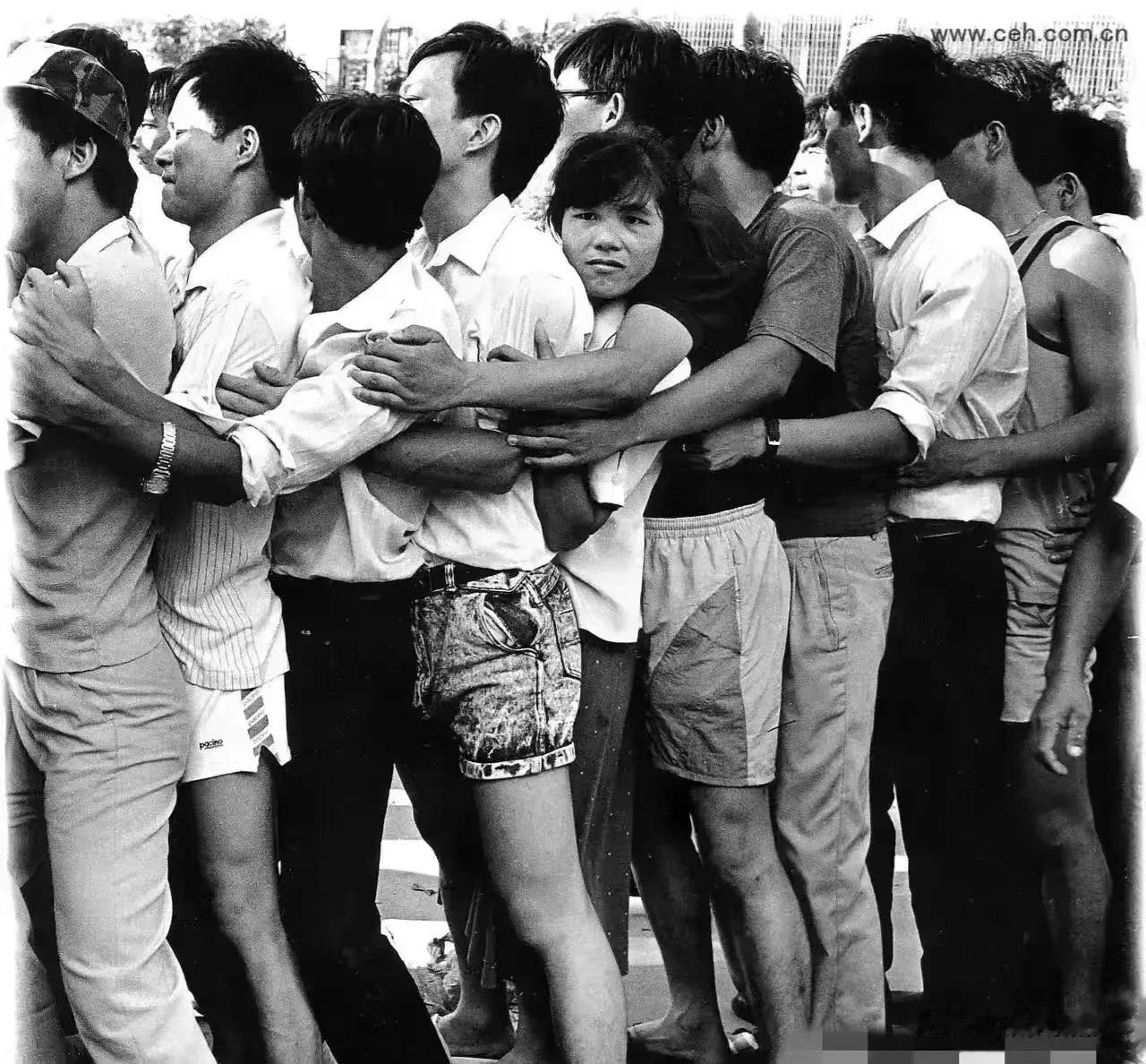 1992年，大家不分男女，紧紧的搂抱在一起，在深圳证券交易所门前排队买股票的情景