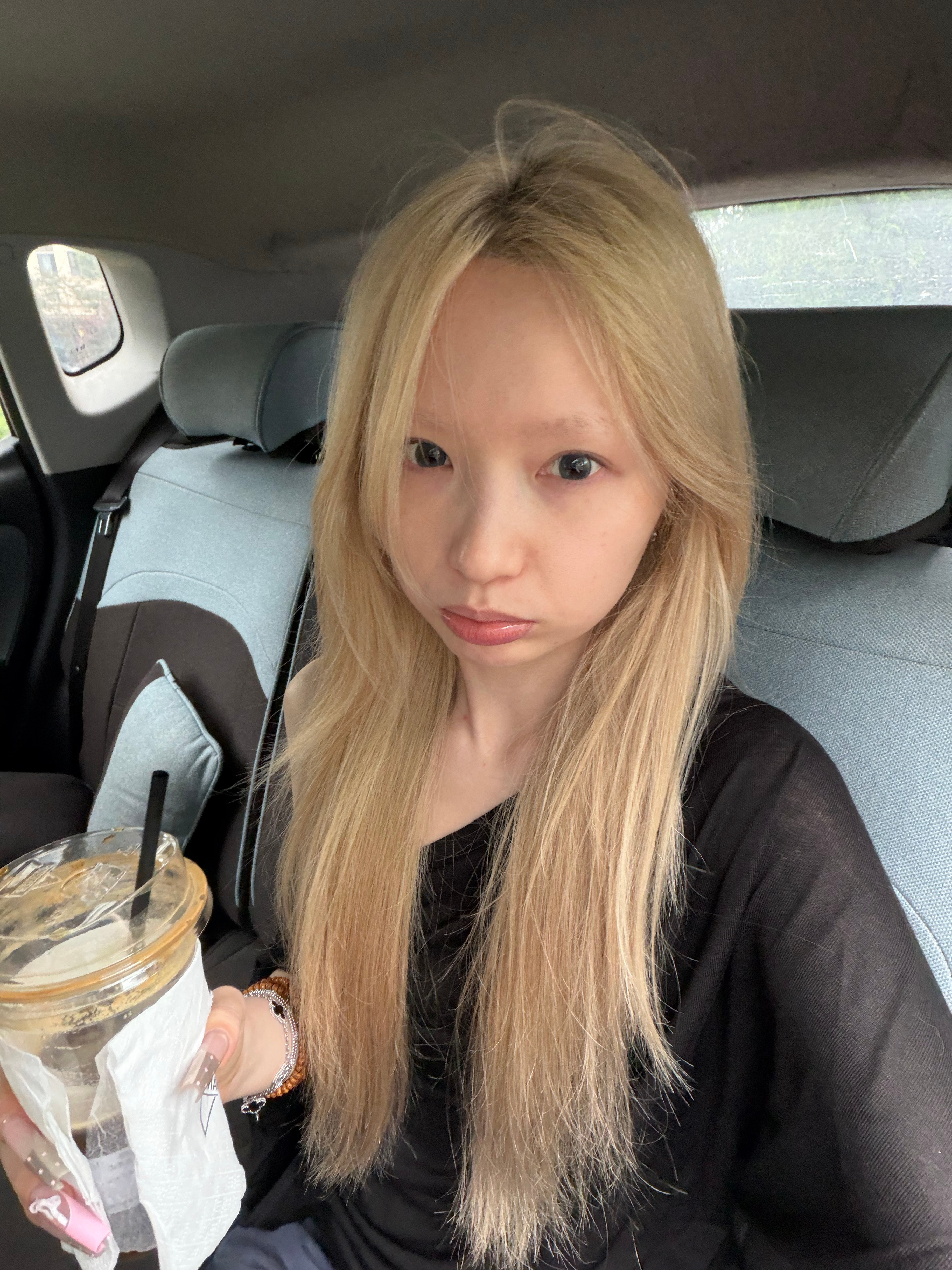 就这样疯癫出门吃饭。 