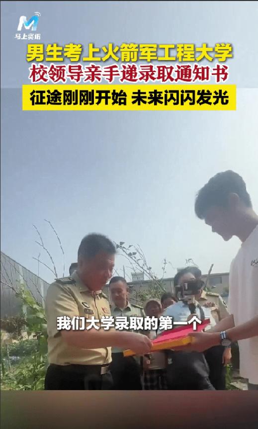 “光宗耀祖了！”江苏，一女子在家吃饭，突然门口传来一阵动静，女子小心翼翼打开门，