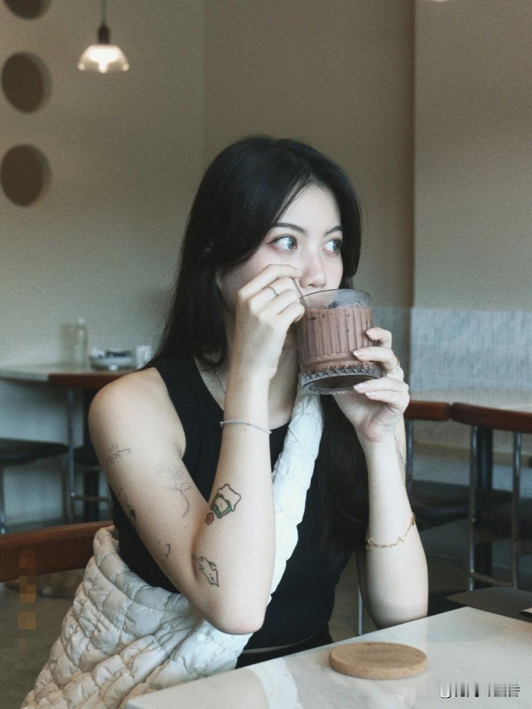 女生纹身≠坏女孩！别用偏见定义他人。纹身是审美表达，是自我态度的印记，与“好与坏