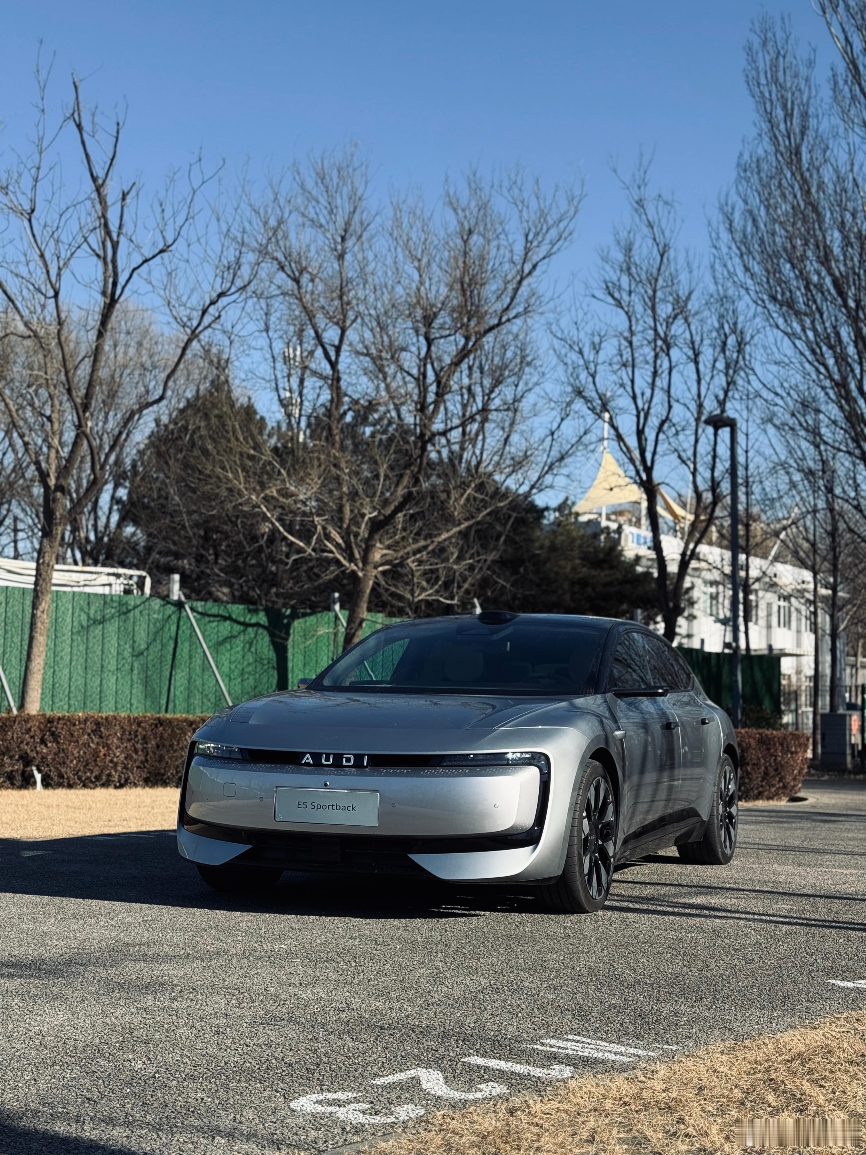 奥迪E5你的全能搭子汽车早已超越代步工具的范畴，它是如张晚意般严选的全能搭档，更