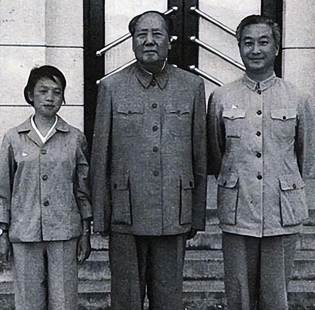 1974年，一个42岁、且已在中南海工作了21年的中年妇女被毛主席“扫地出门”。