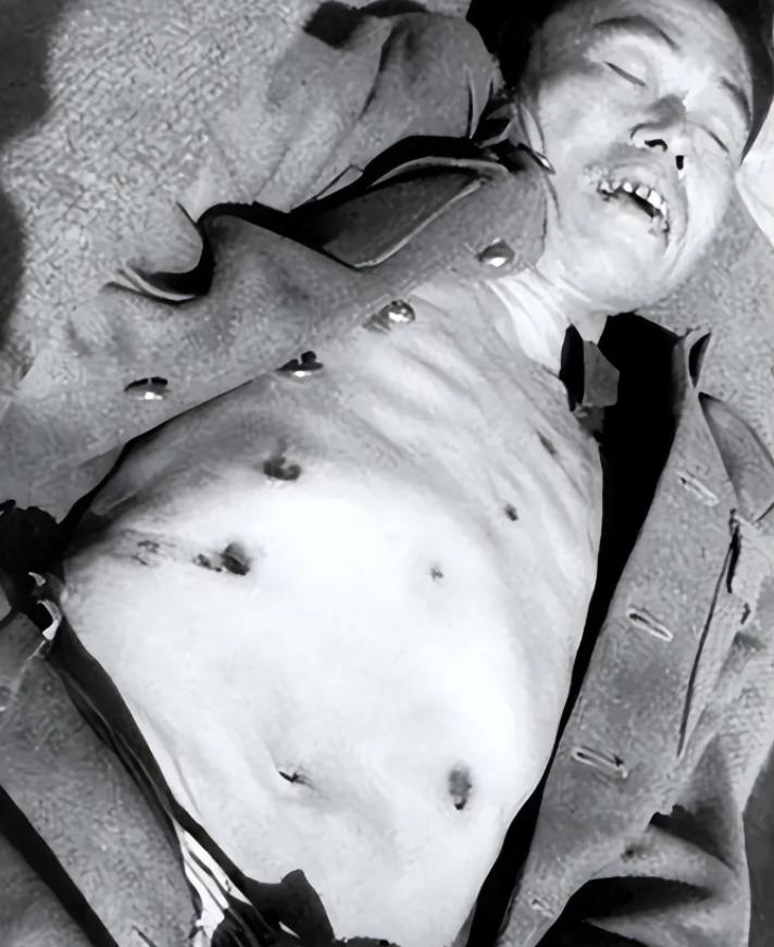 1949年，不可一世的邱清泉被击毙，据参谋长李汉萍回忆：他被击毙前就已经疯掉了，