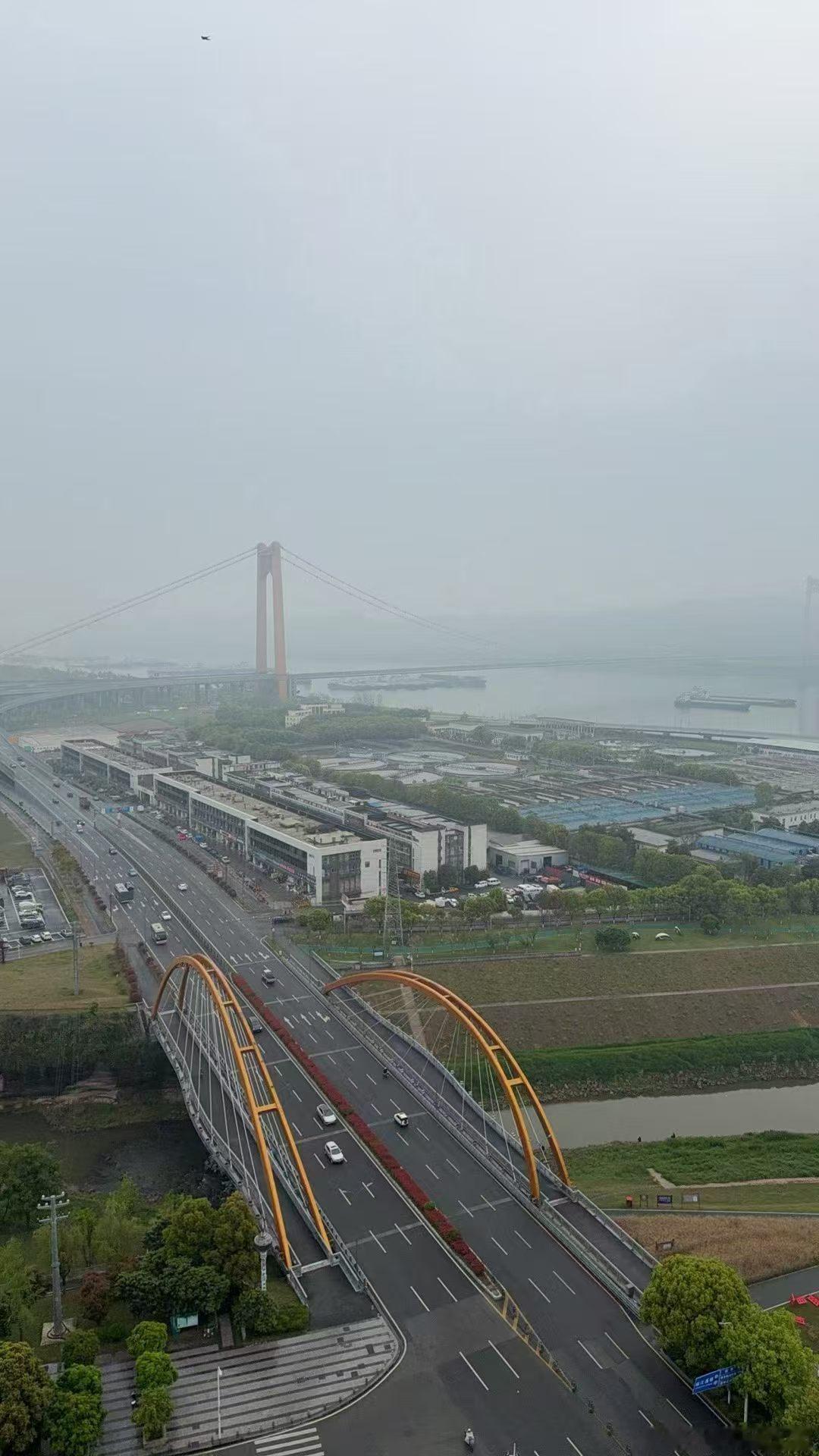 之前每天通勤，偶尔还跨省出差，就想问问有没有为我量身定做的一款车。市区平顺好开的