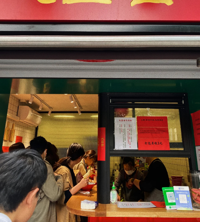 #上海站着吃的米粉店可以坐下了# 总觉得吃饭是一件很亲密的事情，两个人会面对面吃