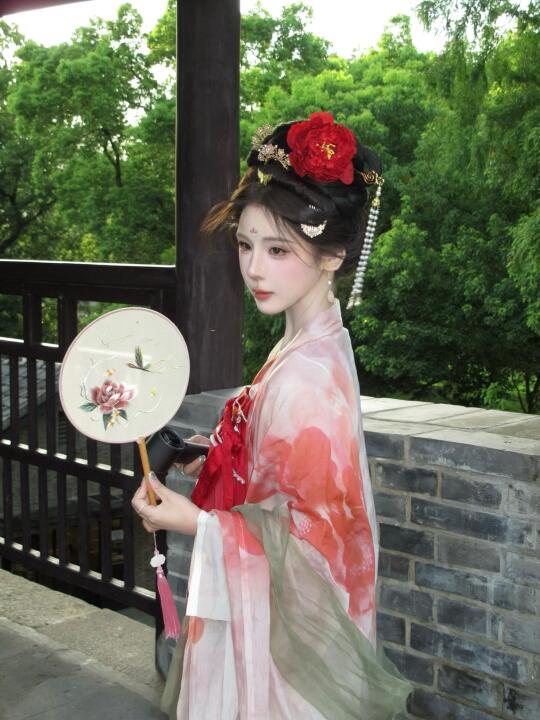 “牡丹不争春 自有倾城色”