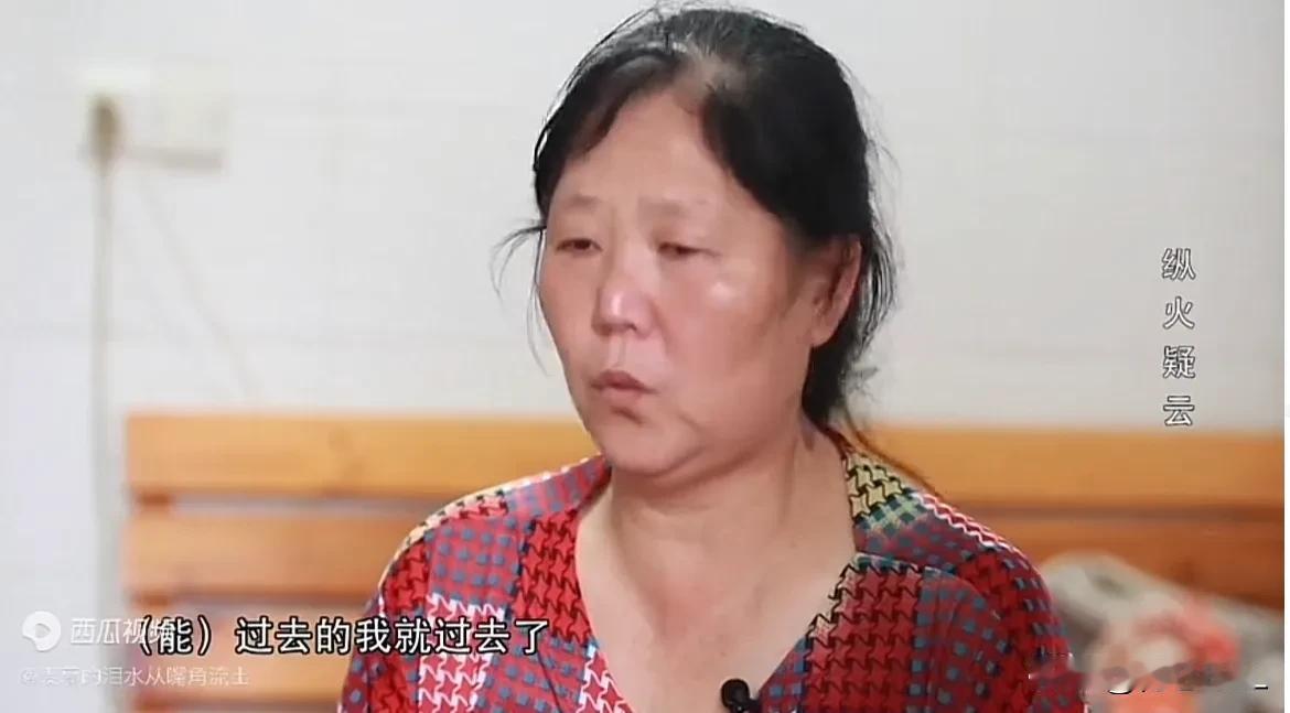 福建厦门一男子，五十岁，为了养活继子，从食品厂偷面包，遭经理强迫辞退，罚款千元。