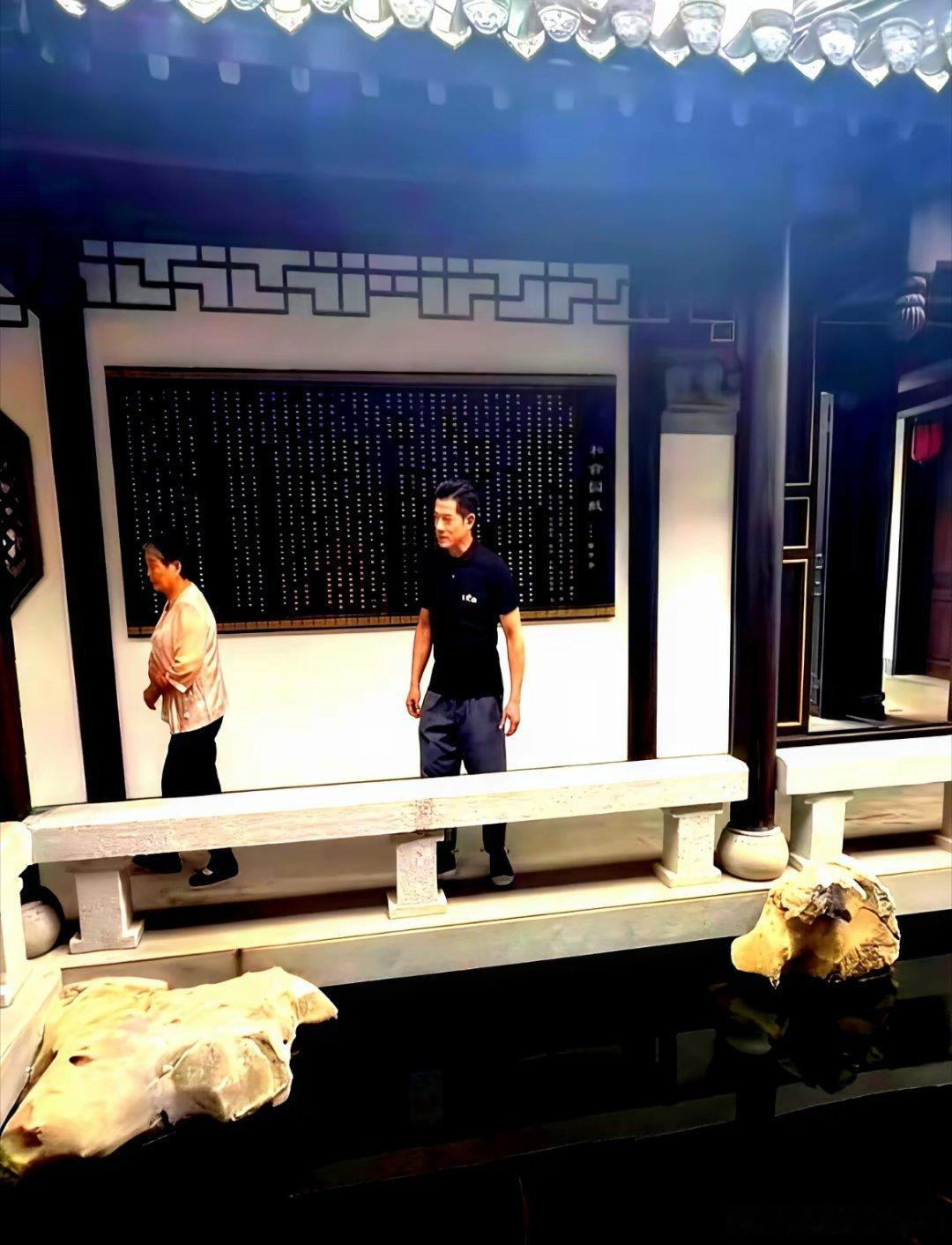 天王娶了个“寒酸天王嫂”，全网都在嘲笑，可现实谁不是各有底牌方媛16岁揣着300