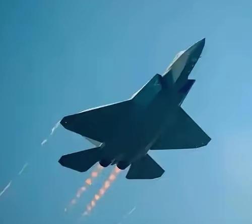 任何一个国家的四代机都可以击落中国的五代机歼20，而美国不但找到了歼20的弱点，