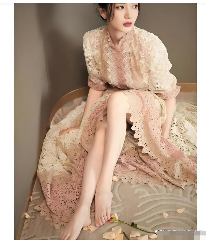 你们发现了没，江疏影最近的状态变化有点明显。之前看她穿淡紫刺绣上衣托下颌，戴珍珠