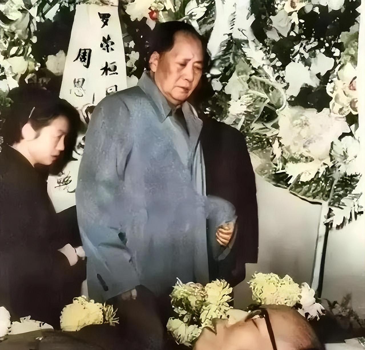 1963年12月17日，正在审阅文件的伟大领袖毛主席，被窗外的微风惊扰，心中突然