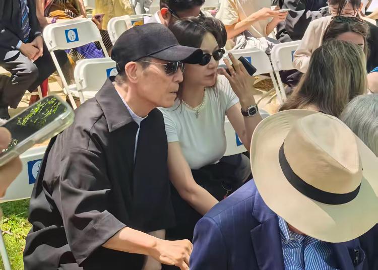 张艺谋携小娇妻陈婷出席活动时的一幕