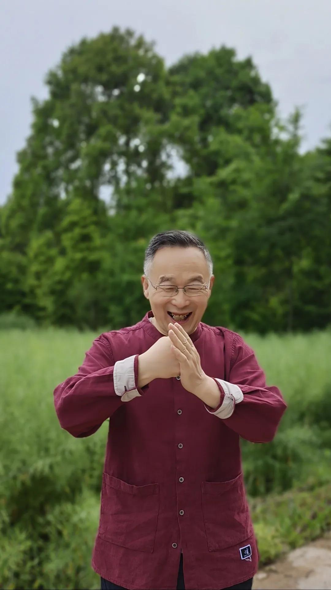 世人终日修心修行，大多执着形式、流于表面。有人以为隐居打坐便是通透，有人以为断念
