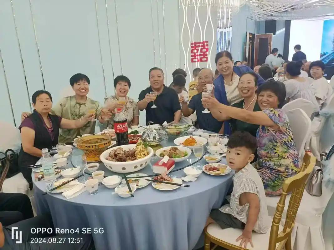 婚前把婚礼交给老同学操办，他拍着胸脯说“包满意”。
 
到现场我却愣了：背景板名